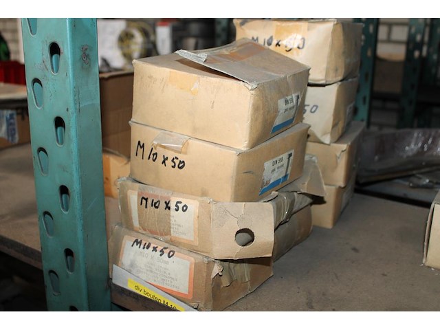 Bevestigingsmaterialen op 3 schappen w.o. bouten, moeren, ankers en rvs kogels. - afbeelding 2 van  7