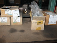 Bevestigingsmaterialen op 3 schappen w.o. bouten, moeren, ankers en rvs kogels. - afbeelding 3 van  7