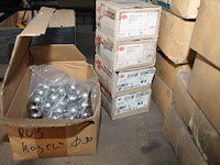Bevestigingsmaterialen op 3 schappen w.o. bouten, moeren, ankers en rvs kogels. - afbeelding 4 van  7