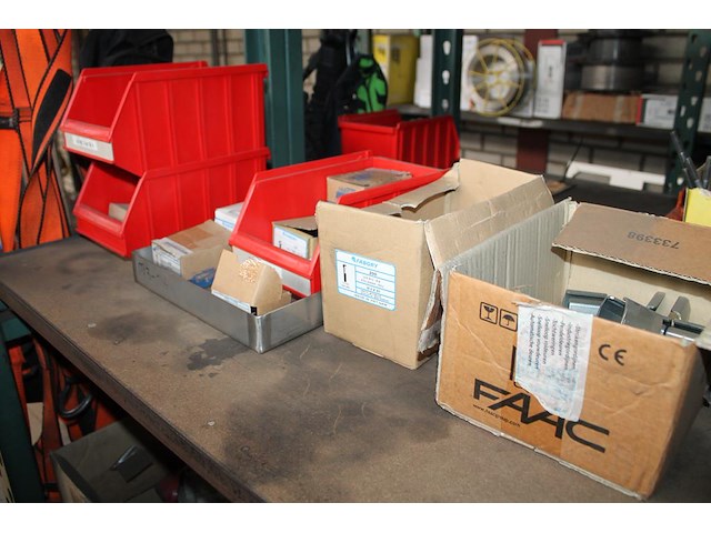 Bevestigingsmaterialen op 3 schappen w.o. bouten, moeren, ankers en rvs kogels. - afbeelding 5 van  7