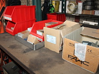Bevestigingsmaterialen op 3 schappen w.o. bouten, moeren, ankers en rvs kogels. - afbeelding 5 van  7