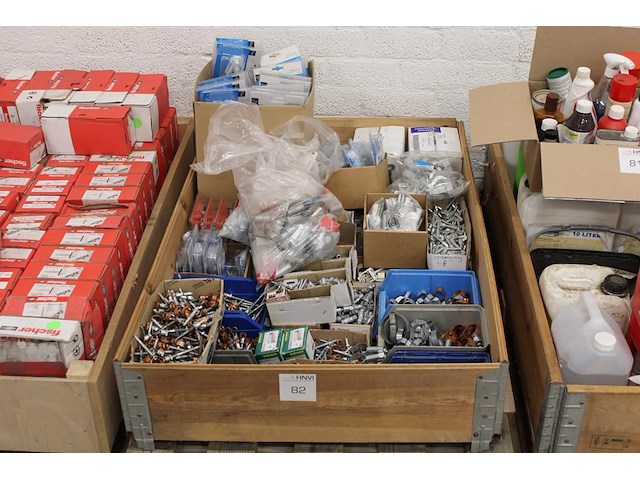 Bevestigingsmaterialen op pallet w.o. montagesets, buizenklemmen en drukzadels. - afbeelding 1 van  3