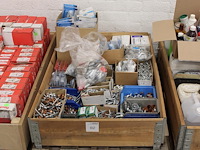 Bevestigingsmaterialen op pallet w.o. montagesets, buizenklemmen en drukzadels. - afbeelding 1 van  3