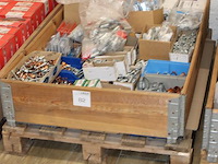 Bevestigingsmaterialen op pallet w.o. montagesets, buizenklemmen en drukzadels. - afbeelding 2 van  3