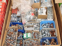 Bevestigingsmaterialen op pallet w.o. montagesets, buizenklemmen en drukzadels. - afbeelding 3 van  3