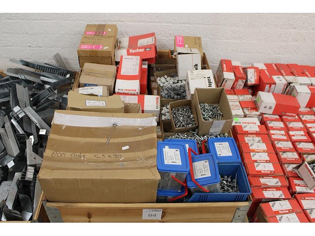 Bevestigingsmaterialen op pallet w.o. paneelschroeven, kleurkopschroeven, gevelankers etc. - afbeelding 1 van  3