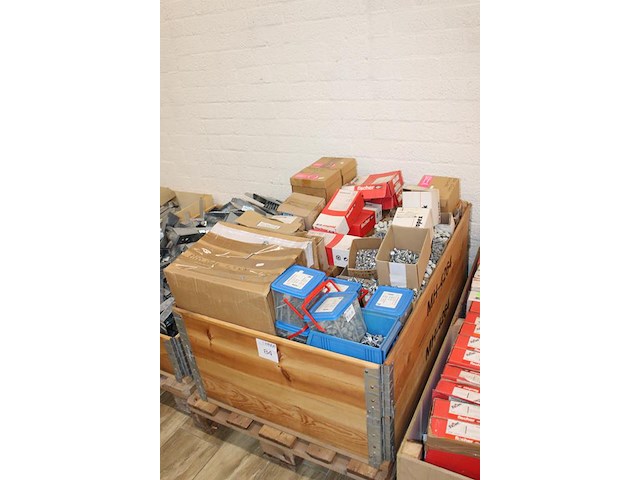 Bevestigingsmaterialen op pallet w.o. paneelschroeven, kleurkopschroeven, gevelankers etc. - afbeelding 2 van  3
