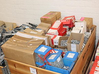 Bevestigingsmaterialen op pallet w.o. paneelschroeven, kleurkopschroeven, gevelankers etc. - afbeelding 2 van  3