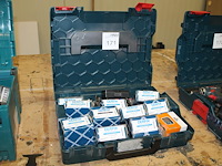 Bevestigingsmaterialen waaronder schroeven en pluggen in lbox.