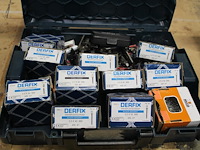 Bevestigingsmaterialen waaronder schroeven en pluggen in lbox. - afbeelding 2 van  3