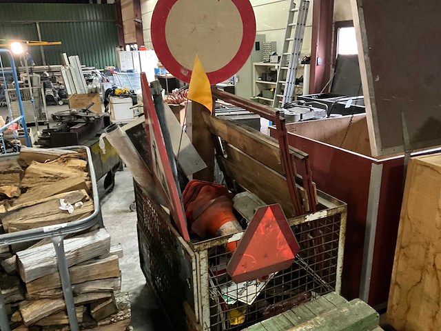 Bewegwijzering & diverse in gitterbox - afbeelding 1 van  4