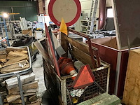 Bewegwijzering & diverse in gitterbox - afbeelding 1 van  4