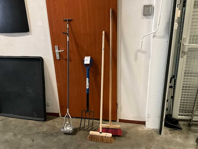 Bezem en divers (4x) - afbeelding 1 van  4