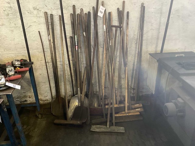 Bezems en batsen - afbeelding 1 van  4
