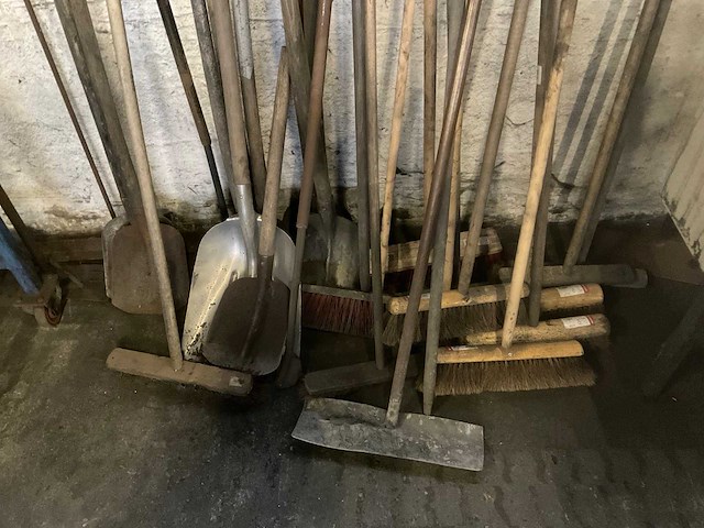 Bezems en batsen - afbeelding 3 van  4