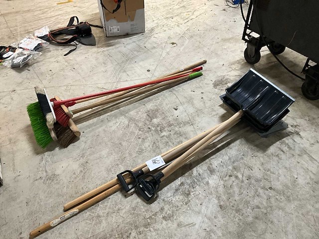 Bezems & scheppen - afbeelding 1 van  4
