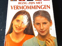 Bezig zijn met vermommingen - afbeelding 1 van  5