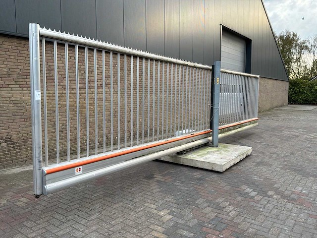 B&g elektrische aluminium schuifpoort 7.00m doorgang - afbeelding 1 van  2