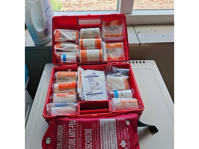 Bhv verband koffer met brand blusdeken - afbeelding 1 van  3