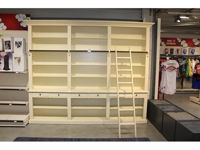 Bibliotheekkast met trapje, zes laden en 21 vakken. afmeting ca. 290 x 37 cm. hoogte 241 cm - afbeelding 1 van  5