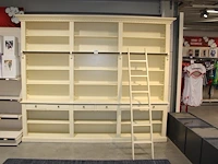 Bibliotheekkast met trapje, zes laden en 21 vakken. afmeting ca. 290 x 37 cm. hoogte 241 cm