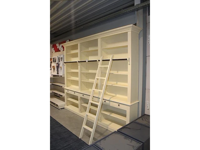 Bibliotheekkast met trapje, zes laden en 21 vakken. afmeting ca. 290 x 37 cm. hoogte 241 cm - afbeelding 2 van  5