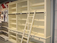 Bibliotheekkast met trapje, zes laden en 21 vakken. afmeting ca. 290 x 37 cm. hoogte 241 cm - afbeelding 2 van  5