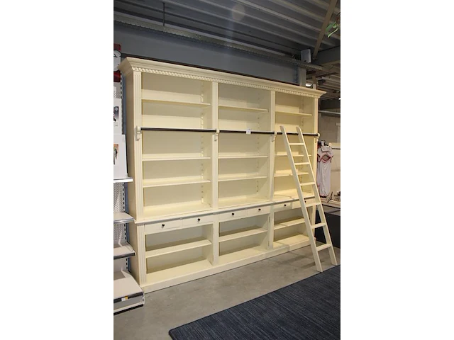 Bibliotheekkast met trapje, zes laden en 21 vakken. afmeting ca. 290 x 37 cm. hoogte 241 cm - afbeelding 3 van  5