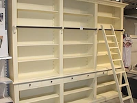 Bibliotheekkast met trapje, zes laden en 21 vakken. afmeting ca. 290 x 37 cm. hoogte 241 cm - afbeelding 3 van  5