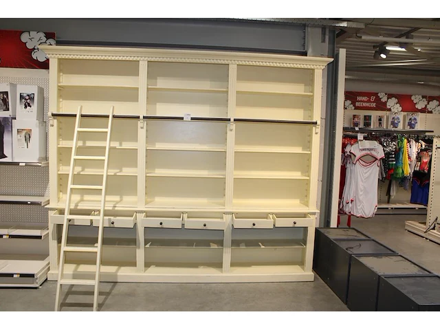 Bibliotheekkast met trapje, zes laden en 21 vakken. afmeting ca. 290 x 37 cm. hoogte 241 cm - afbeelding 4 van  5