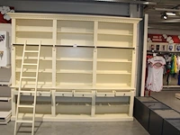 Bibliotheekkast met trapje, zes laden en 21 vakken. afmeting ca. 290 x 37 cm. hoogte 241 cm - afbeelding 4 van  5