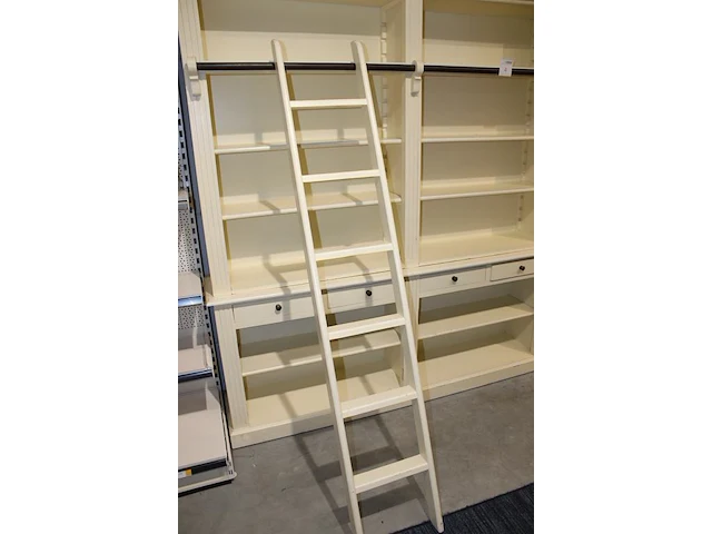 Bibliotheekkast met trapje, zes laden en 21 vakken. afmeting ca. 290 x 37 cm. hoogte 241 cm - afbeelding 5 van  5