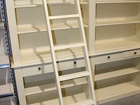 Bibliotheekkast met trapje, zes laden en 21 vakken. afmeting ca. 290 x 37 cm. hoogte 241 cm - afbeelding 5 van  5