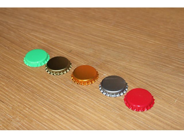 Bierflesdoppen/ kroonkurken in vijf dozen en zak in diverse kleuren. - afbeelding 3 van  4