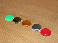 Bierflesdoppen/ kroonkurken in vijf dozen en zak in diverse kleuren. - afbeelding 3 van  4