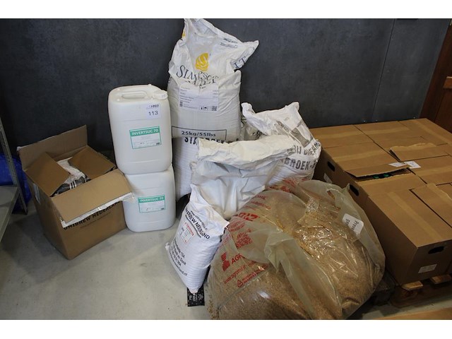 Biergrondstoffen op pallet w.o. invertsuc, chocolade mout, 2 zakken caramel mout, mroost 900 md en maltodex... - afbeelding 1 van  5