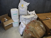Biergrondstoffen op pallet w.o. invertsuc, chocolade mout, 2 zakken caramel mout, mroost 900 md en maltodex... - afbeelding 1 van  5