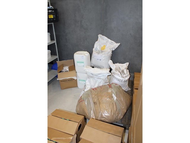 Biergrondstoffen op pallet w.o. invertsuc, chocolade mout, 2 zakken caramel mout, mroost 900 md en maltodex... - afbeelding 2 van  5