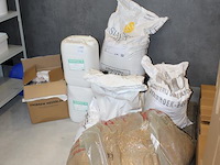 Biergrondstoffen op pallet w.o. invertsuc, chocolade mout, 2 zakken caramel mout, mroost 900 md en maltodex... - afbeelding 2 van  5