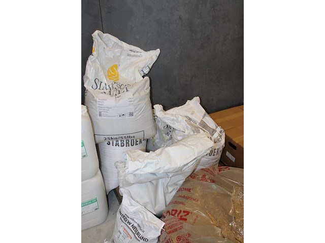 Biergrondstoffen op pallet w.o. invertsuc, chocolade mout, 2 zakken caramel mout, mroost 900 md en maltodex... - afbeelding 4 van  5