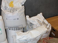 Biergrondstoffen op pallet w.o. invertsuc, chocolade mout, 2 zakken caramel mout, mroost 900 md en maltodex... - afbeelding 4 van  5
