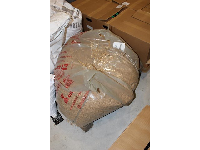 Biergrondstoffen op pallet w.o. invertsuc, chocolade mout, 2 zakken caramel mout, mroost 900 md en maltodex... - afbeelding 5 van  5