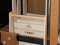 Bierkratjes en tasjes met diverse opdruk op drie schappen. - afbeelding 2 van  4