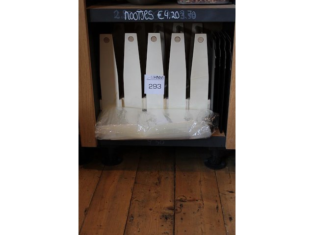 Bierkratjes en tasjes met diverse opdruk op drie schappen. - afbeelding 3 van  4