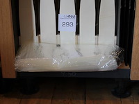 Bierkratjes en tasjes met diverse opdruk op drie schappen. - afbeelding 3 van  4