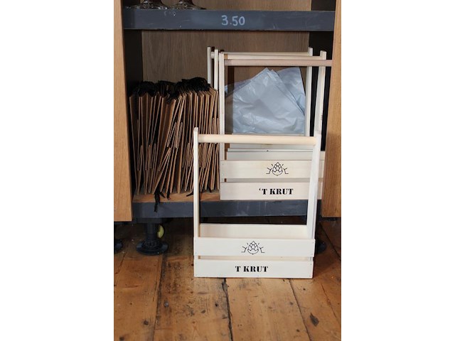 Bierkratjes en tasjes met diverse opdruk op drie schappen. - afbeelding 4 van  4