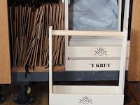 Bierkratjes en tasjes met diverse opdruk op drie schappen. - afbeelding 4 van  4