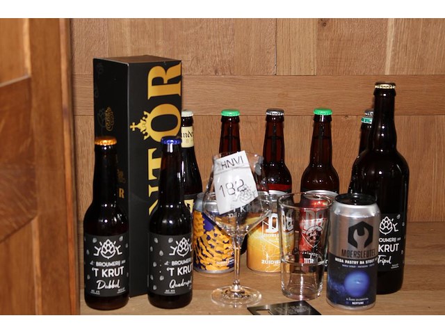 Bierpakket bestaande uit 14 speciaal bieren, 2 glazen en opener. - afbeelding 1 van  2
