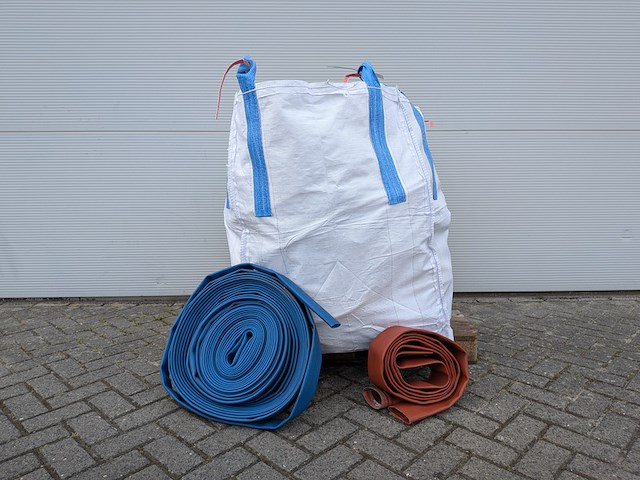 Big bag met partij diverse brandweerslangen - afbeelding 1 van  6