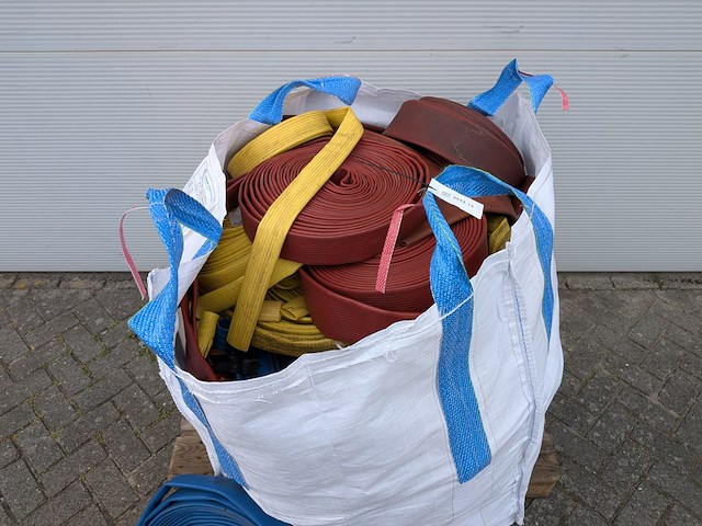 Big bag met partij diverse brandweerslangen - afbeelding 2 van  6